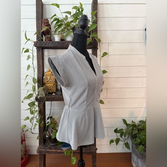 Monteau Charcoal Gray and White Striped Blouse with an Elastic Waistband Medium - Picture 6 of 17